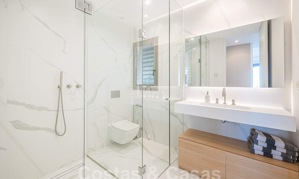 Apartamento boutique en venta con vistas panorámicas al mar, en complejo cerrado en las colinas de Marbella - Benahavis 57775