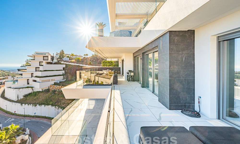 Apartamento boutique en venta con vistas panorámicas al mar, en complejo cerrado en las colinas de Marbella - Benahavis 57777