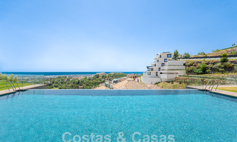 Apartamento boutique en venta con vistas panorámicas al mar, en complejo cerrado en las colinas de Marbella - Benahavis 57778