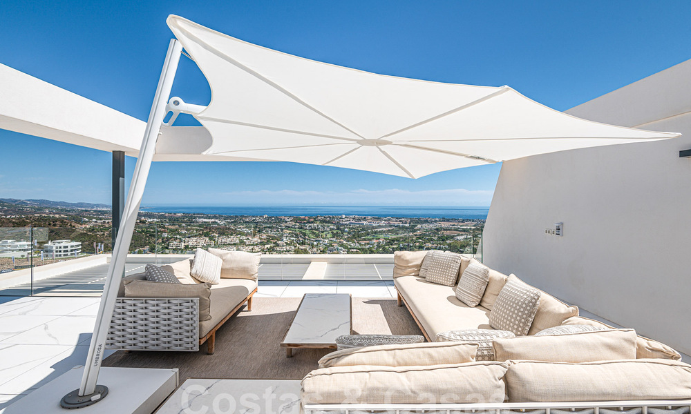 Moderno ático en venta con piscina privada y vistas panorámicas al mar en las colinas de Marbella - Benahavis 58450