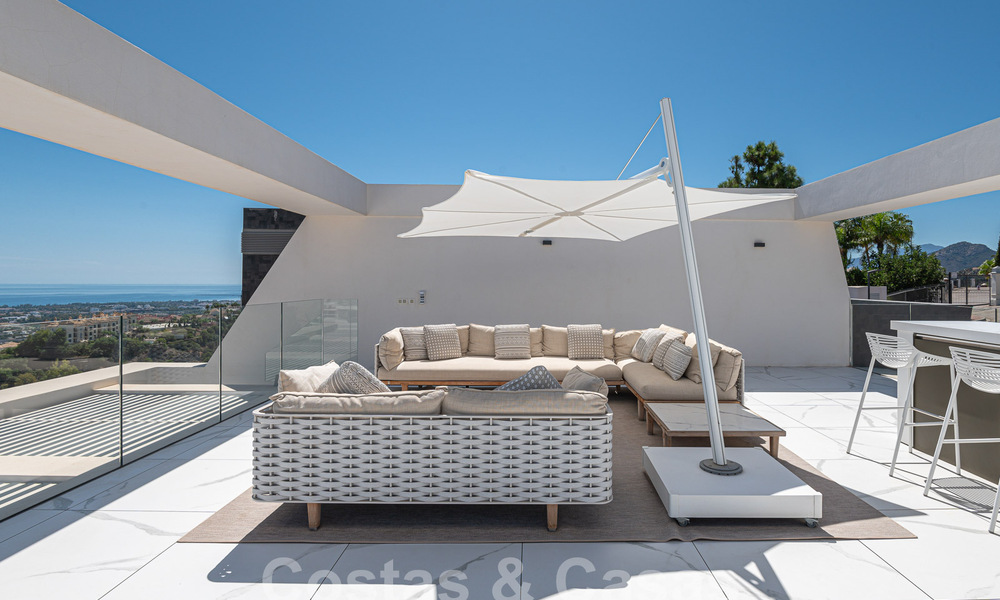 Moderno ático en venta con piscina privada y vistas panorámicas al mar en las colinas de Marbella - Benahavis 58451
