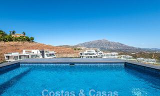 Moderno ático en venta con piscina privada y vistas panorámicas al mar en las colinas de Marbella - Benahavis 58456 