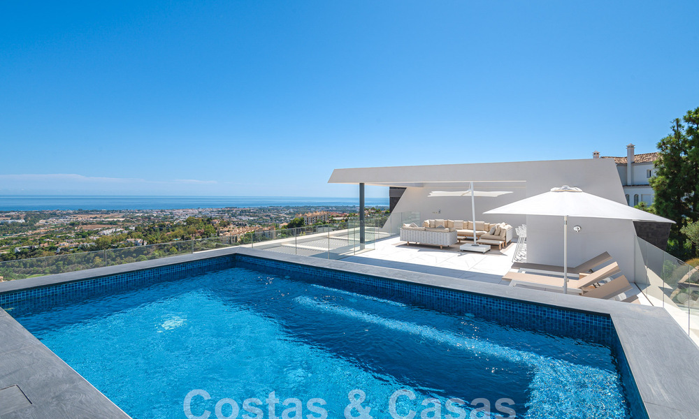 Moderno ático en venta con piscina privada y vistas panorámicas al mar en las colinas de Marbella - Benahavis 58459