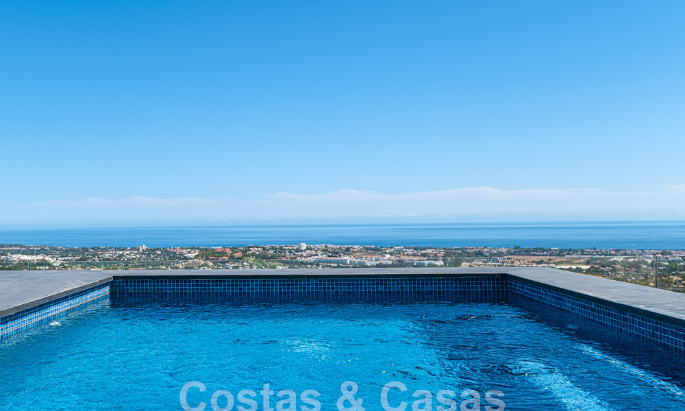 Moderno ático en venta con piscina privada y vistas panorámicas al mar en las colinas de Marbella - Benahavis 58461
