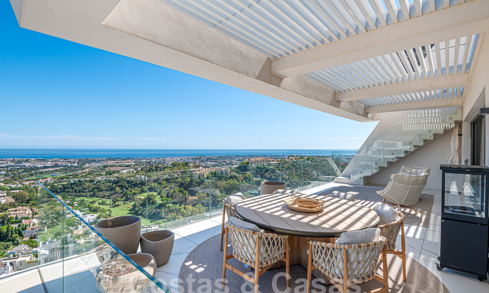 Moderno ático en venta con piscina privada y vistas panorámicas al mar en las colinas de Marbella - Benahavis 58466