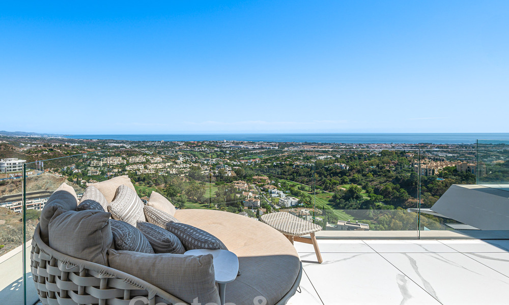 Moderno ático en venta con piscina privada y vistas panorámicas al mar en las colinas de Marbella - Benahavis 58469