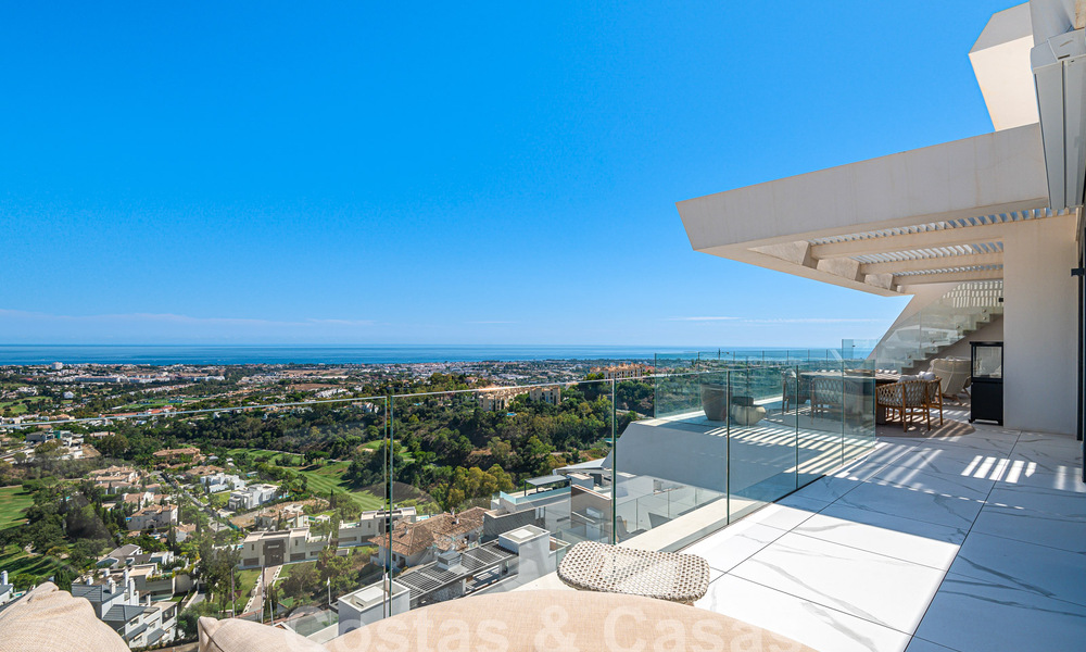 Moderno ático en venta con piscina privada y vistas panorámicas al mar en las colinas de Marbella - Benahavis 58470