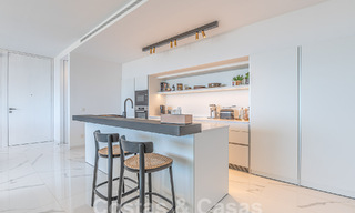 Moderno ático en venta con piscina privada y vistas panorámicas al mar en las colinas de Marbella - Benahavis 58478 