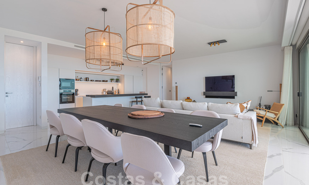 Moderno ático en venta con piscina privada y vistas panorámicas al mar en las colinas de Marbella - Benahavis 58481