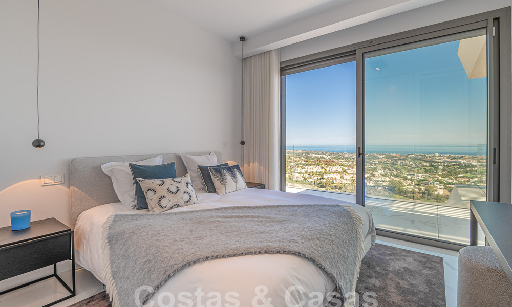 Moderno ático en venta con piscina privada y vistas panorámicas al mar en las colinas de Marbella - Benahavis 58485