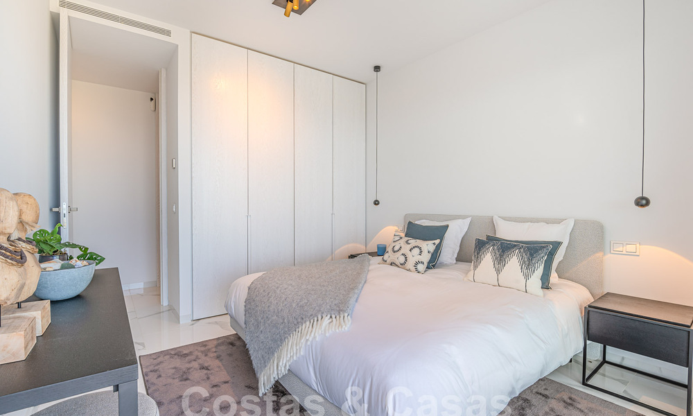 Moderno ático en venta con piscina privada y vistas panorámicas al mar en las colinas de Marbella - Benahavis 58495