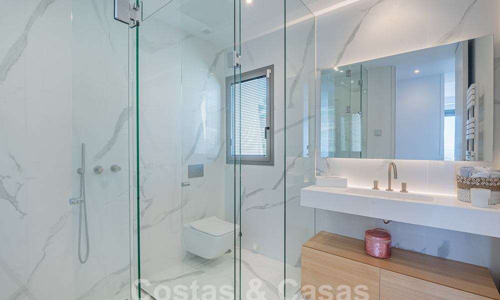 Moderno ático en venta con piscina privada y vistas panorámicas al mar en las colinas de Marbella - Benahavis 58497