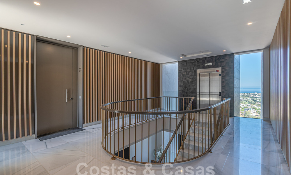 Moderno ático en venta con piscina privada y vistas panorámicas al mar en las colinas de Marbella - Benahavis 58499
