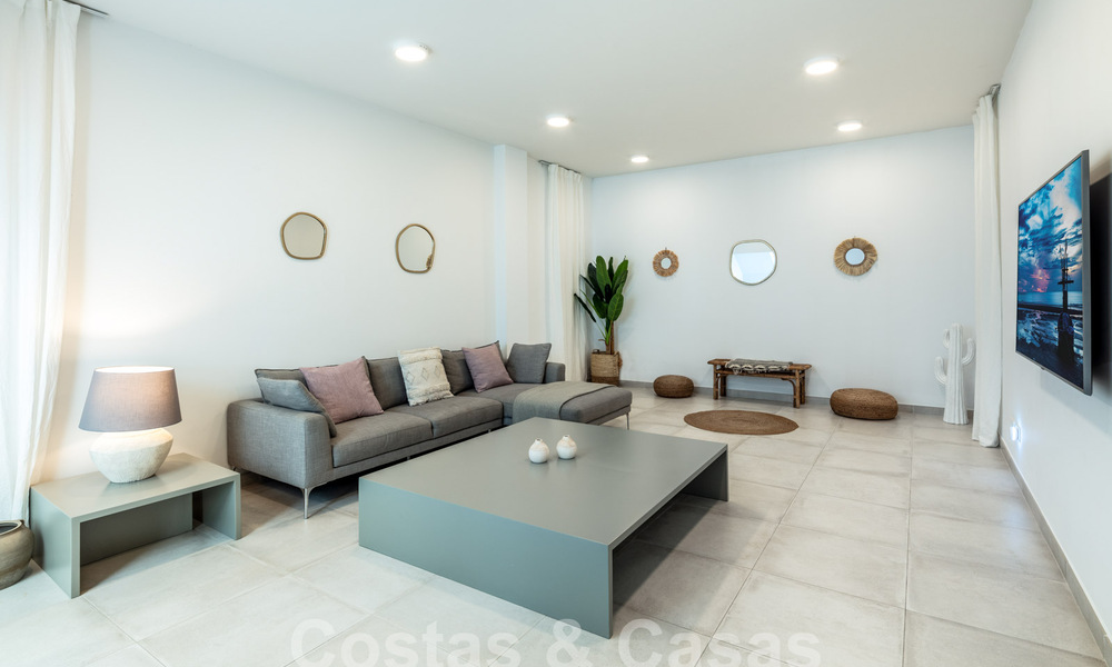 Villa contemporánea en venta en urbanización cerrada en la Nueva Milla de Oro entre Marbella y Estepona 57835