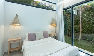 Villa contemporánea en venta en urbanización cerrada en la Nueva Milla de Oro entre Marbella y Estepona 57836 