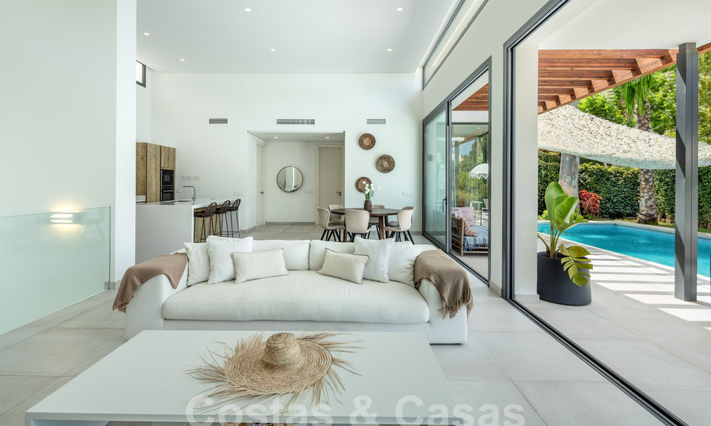 Villa contemporánea en venta en urbanización cerrada en la Nueva Milla de Oro entre Marbella y Estepona 57844
