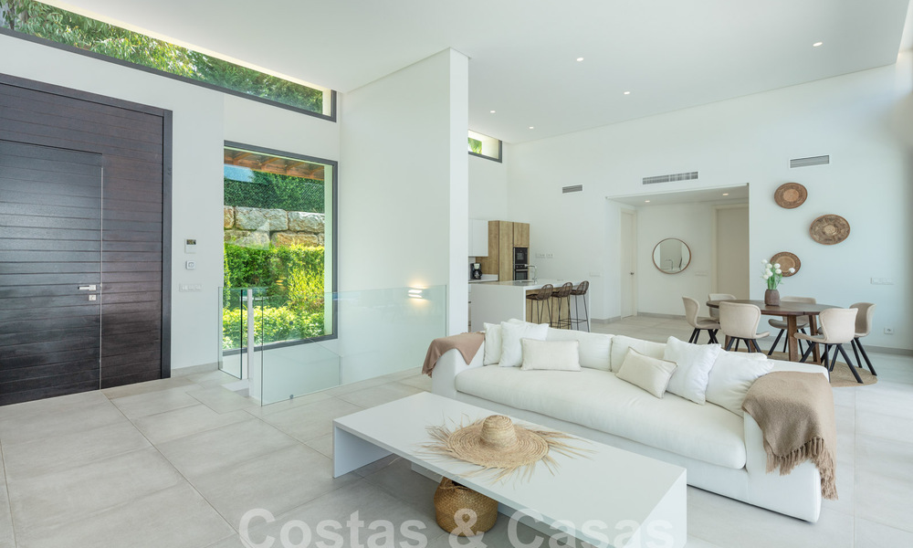 Villa contemporánea en venta en urbanización cerrada en la Nueva Milla de Oro entre Marbella y Estepona 57845