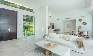 Villa contemporánea en venta en urbanización cerrada en la Nueva Milla de Oro entre Marbella y Estepona 57845 