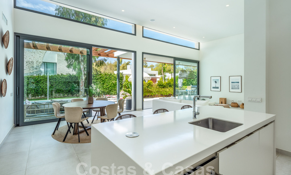 Villa contemporánea en venta en urbanización cerrada en la Nueva Milla de Oro entre Marbella y Estepona 57849