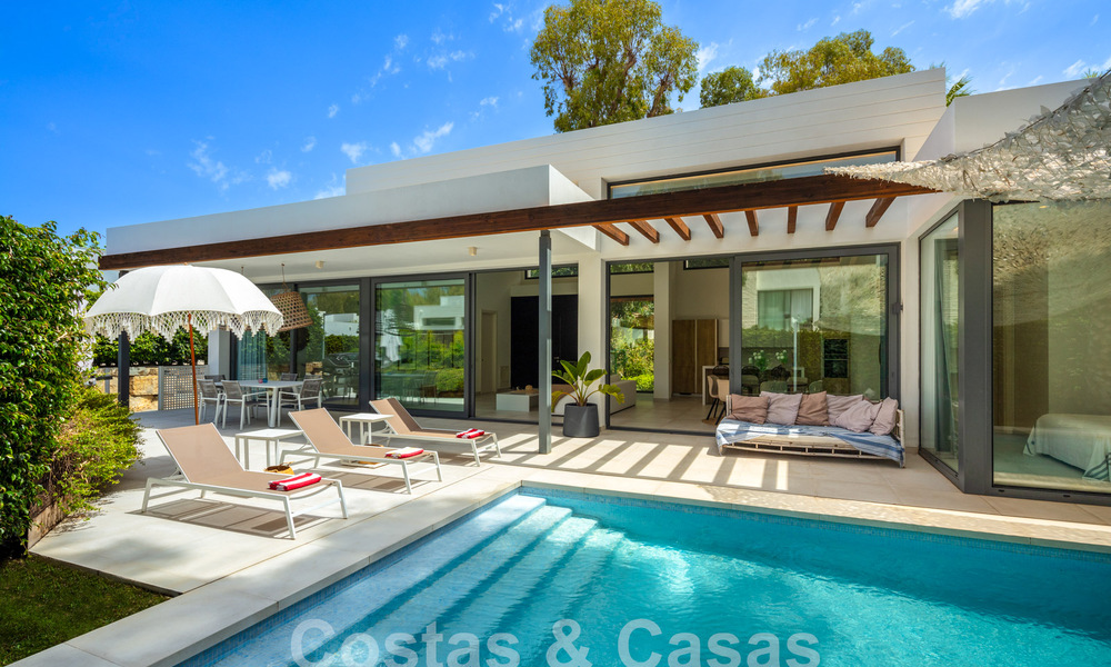 Villa contemporánea en venta en urbanización cerrada en la Nueva Milla de Oro entre Marbella y Estepona 57852