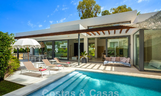 Villa contemporánea en venta en urbanización cerrada en la Nueva Milla de Oro entre Marbella y Estepona 57852 
