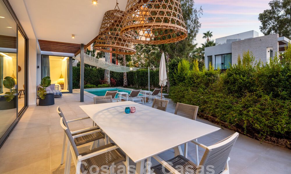 Villa contemporánea en venta en urbanización cerrada en la Nueva Milla de Oro entre Marbella y Estepona 57856