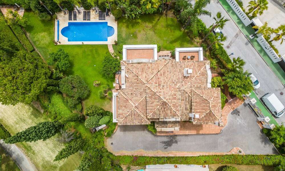 Villa de lujo en un estilo clásico español en venta en urbanización cerrada de golf de La Quinta, Marbella - Benahavis 58238