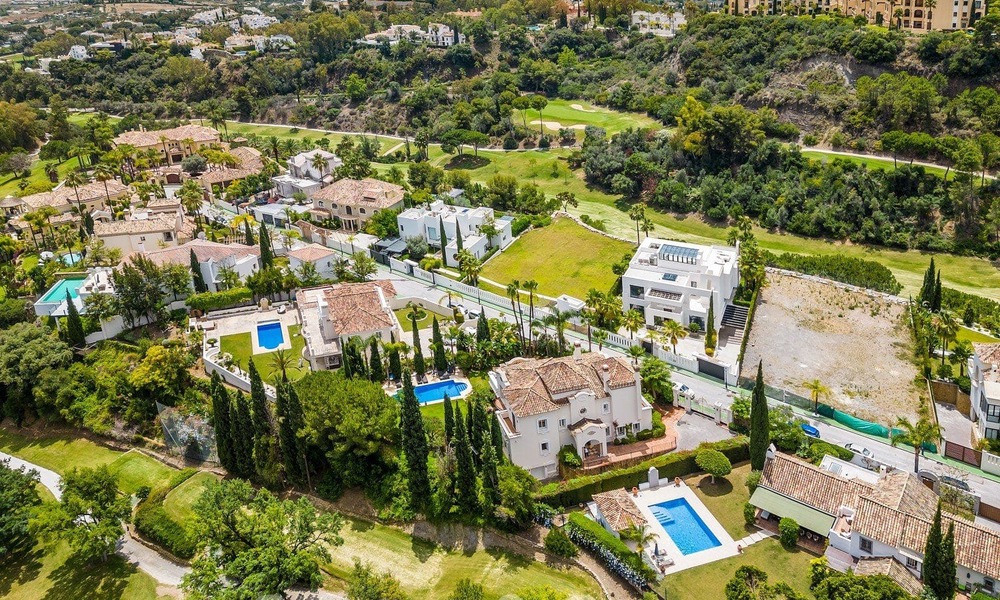 Villa de lujo en un estilo clásico español en venta en urbanización cerrada de golf de La Quinta, Marbella - Benahavis 58239