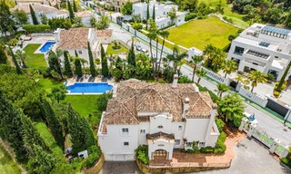 Villa de lujo en un estilo clásico español en venta en urbanización cerrada de golf de La Quinta, Marbella - Benahavis 58240 