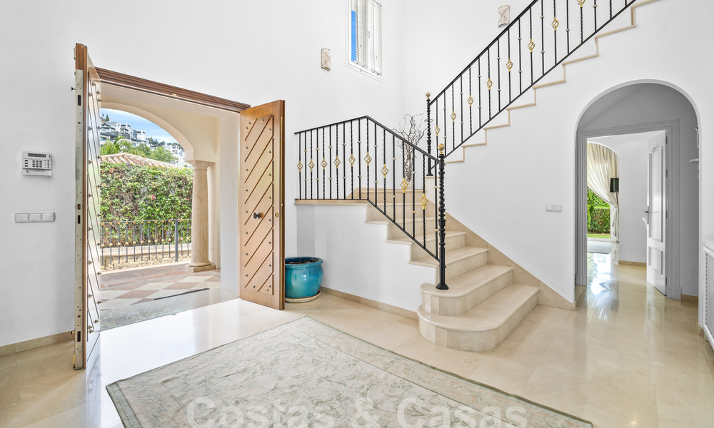 Villa de lujo en un estilo clásico español en venta en urbanización cerrada de golf de La Quinta, Marbella - Benahavis 58241
