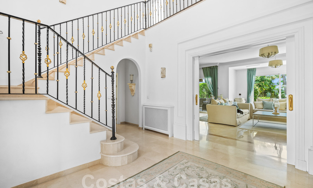 Villa de lujo en un estilo clásico español en venta en urbanización cerrada de golf de La Quinta, Marbella - Benahavis 58242