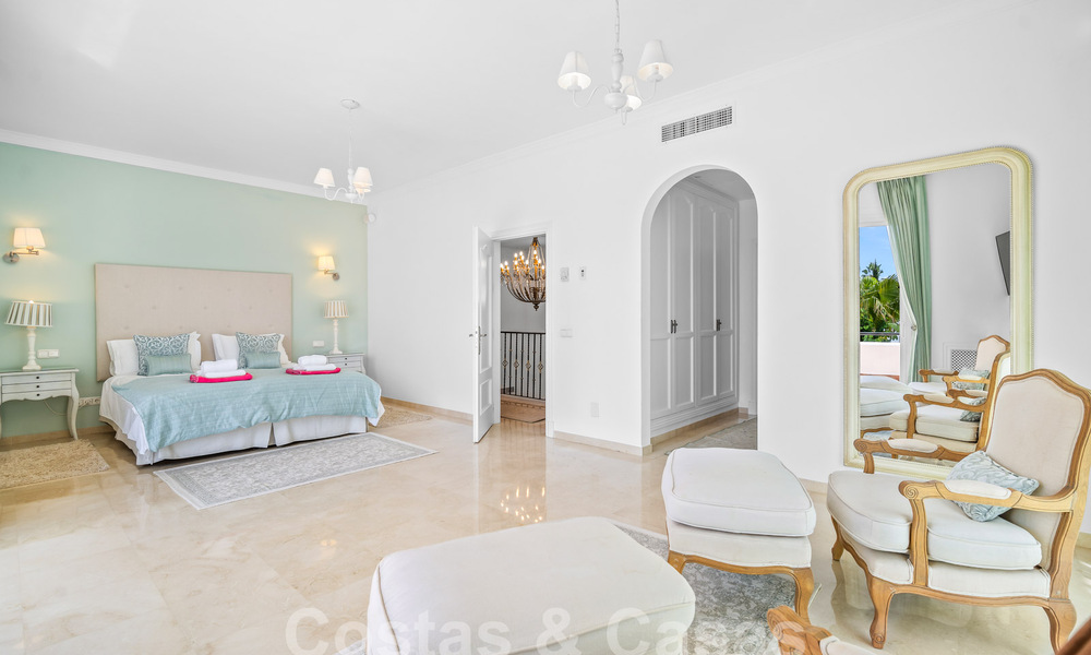 Villa de lujo en un estilo clásico español en venta en urbanización cerrada de golf de La Quinta, Marbella - Benahavis 58243