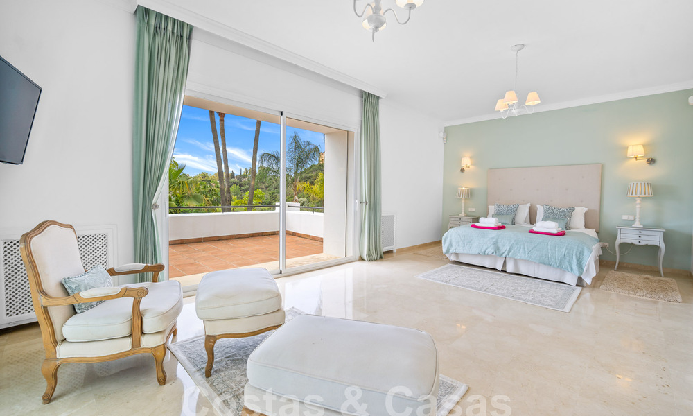 Villa de lujo en un estilo clásico español en venta en urbanización cerrada de golf de La Quinta, Marbella - Benahavis 58244