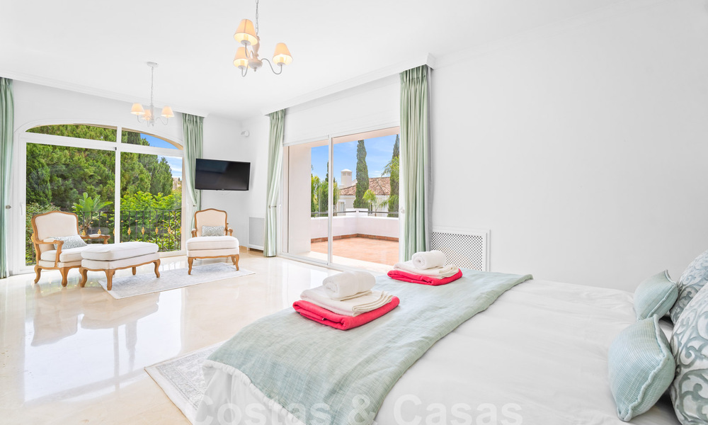 Villa de lujo en un estilo clásico español en venta en urbanización cerrada de golf de La Quinta, Marbella - Benahavis 58245