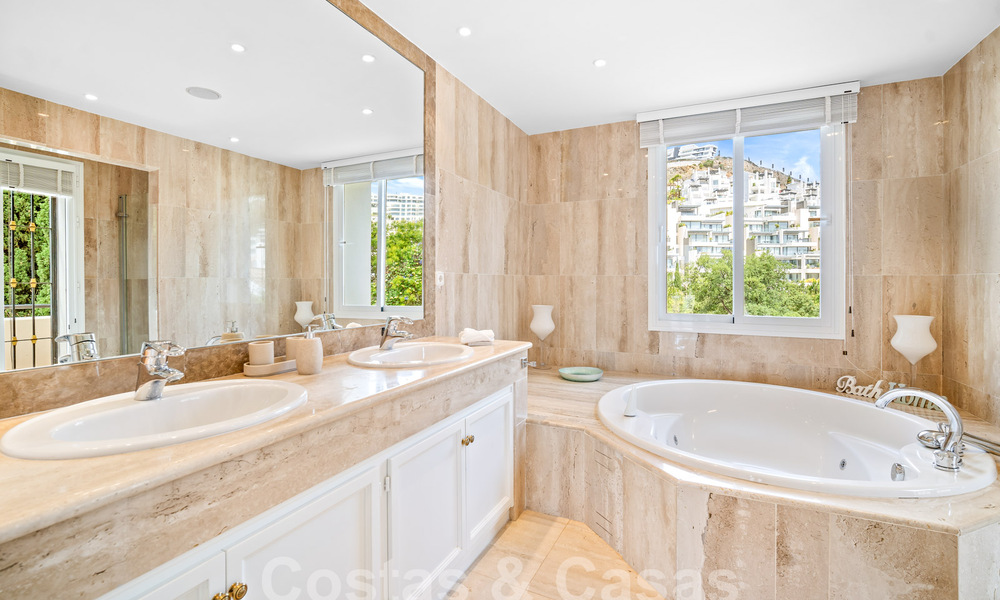 Villa de lujo en un estilo clásico español en venta en urbanización cerrada de golf de La Quinta, Marbella - Benahavis 58246