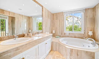 Villa de lujo en un estilo clásico español en venta en urbanización cerrada de golf de La Quinta, Marbella - Benahavis 58246 