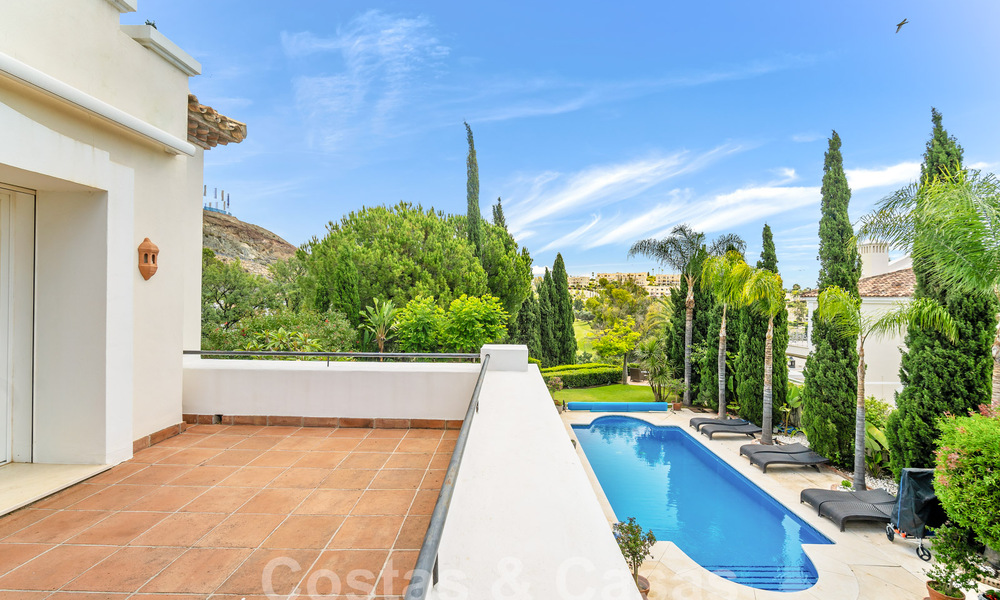 Villa de lujo en un estilo clásico español en venta en urbanización cerrada de golf de La Quinta, Marbella - Benahavis 58248