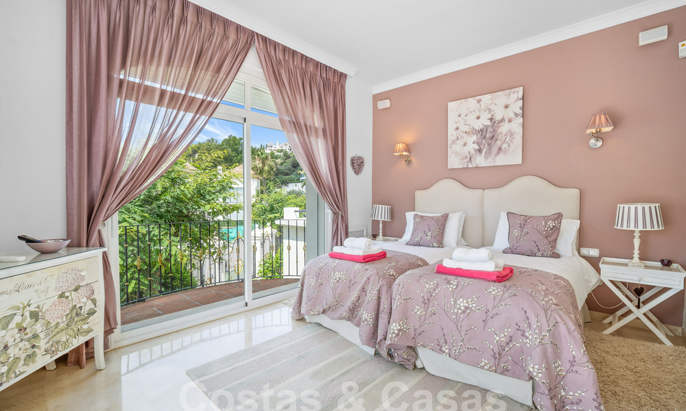 Villa de lujo en un estilo clásico español en venta en urbanización cerrada de golf de La Quinta, Marbella - Benahavis 58250