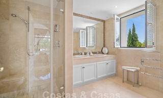 Villa de lujo en un estilo clásico español en venta en urbanización cerrada de golf de La Quinta, Marbella - Benahavis 58252 
