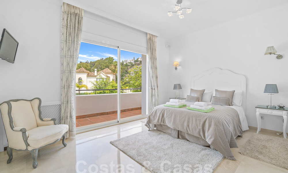 Villa de lujo en un estilo clásico español en venta en urbanización cerrada de golf de La Quinta, Marbella - Benahavis 58254