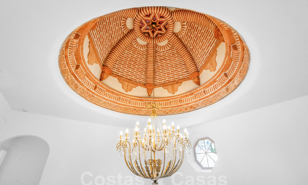 Villa de lujo en un estilo clásico español en venta en urbanización cerrada de golf de La Quinta, Marbella - Benahavis 58256