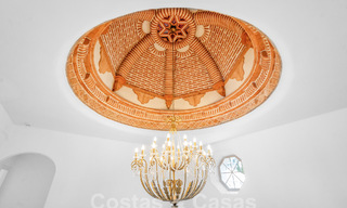 Villa de lujo en un estilo clásico español en venta en urbanización cerrada de golf de La Quinta, Marbella - Benahavis 58256 