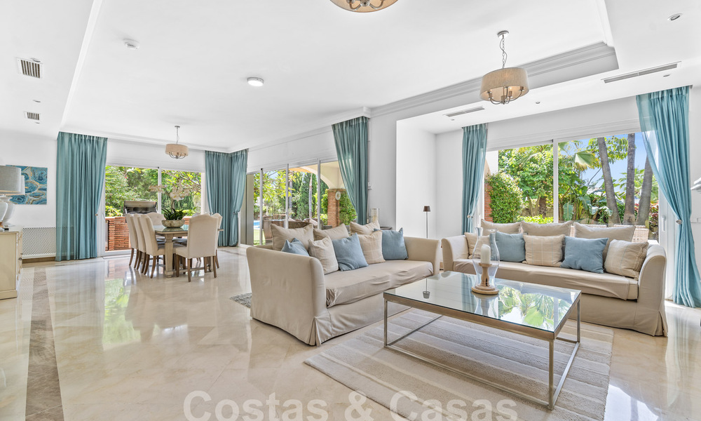 Villa de lujo en un estilo clásico español en venta en urbanización cerrada de golf de La Quinta, Marbella - Benahavis 58257