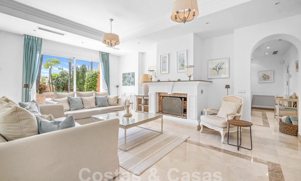 Villa de lujo en un estilo clásico español en venta en urbanización cerrada de golf de La Quinta, Marbella - Benahavis 58259