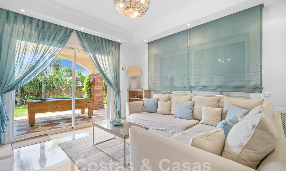 Villa de lujo en un estilo clásico español en venta en urbanización cerrada de golf de La Quinta, Marbella - Benahavis 58260