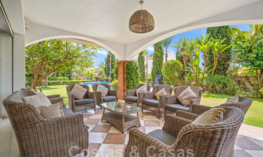 Villa de lujo en un estilo clásico español en venta en urbanización cerrada de golf de La Quinta, Marbella - Benahavis 58261