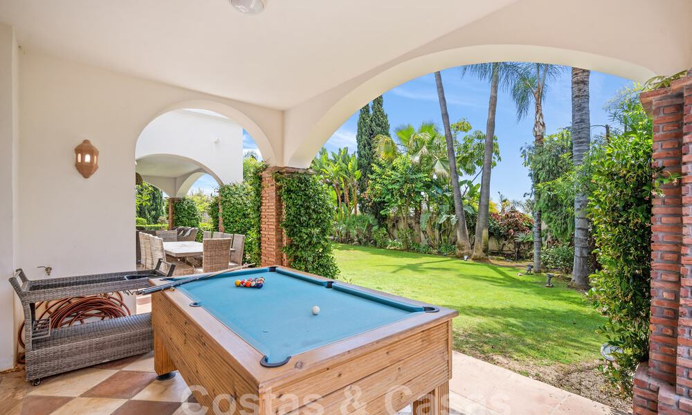 Villa de lujo en un estilo clásico español en venta en urbanización cerrada de golf de La Quinta, Marbella - Benahavis 58262