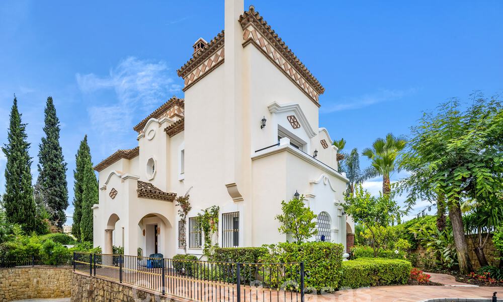 Villa de lujo en un estilo clásico español en venta en urbanización cerrada de golf de La Quinta, Marbella - Benahavis 58263