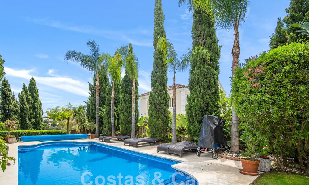 Villa de lujo en un estilo clásico español en venta en urbanización cerrada de golf de La Quinta, Marbella - Benahavis 58264