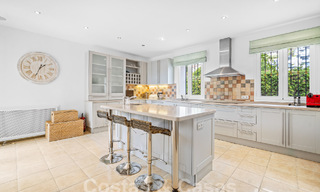 Villa de lujo en un estilo clásico español en venta en urbanización cerrada de golf de La Quinta, Marbella - Benahavis 58266 